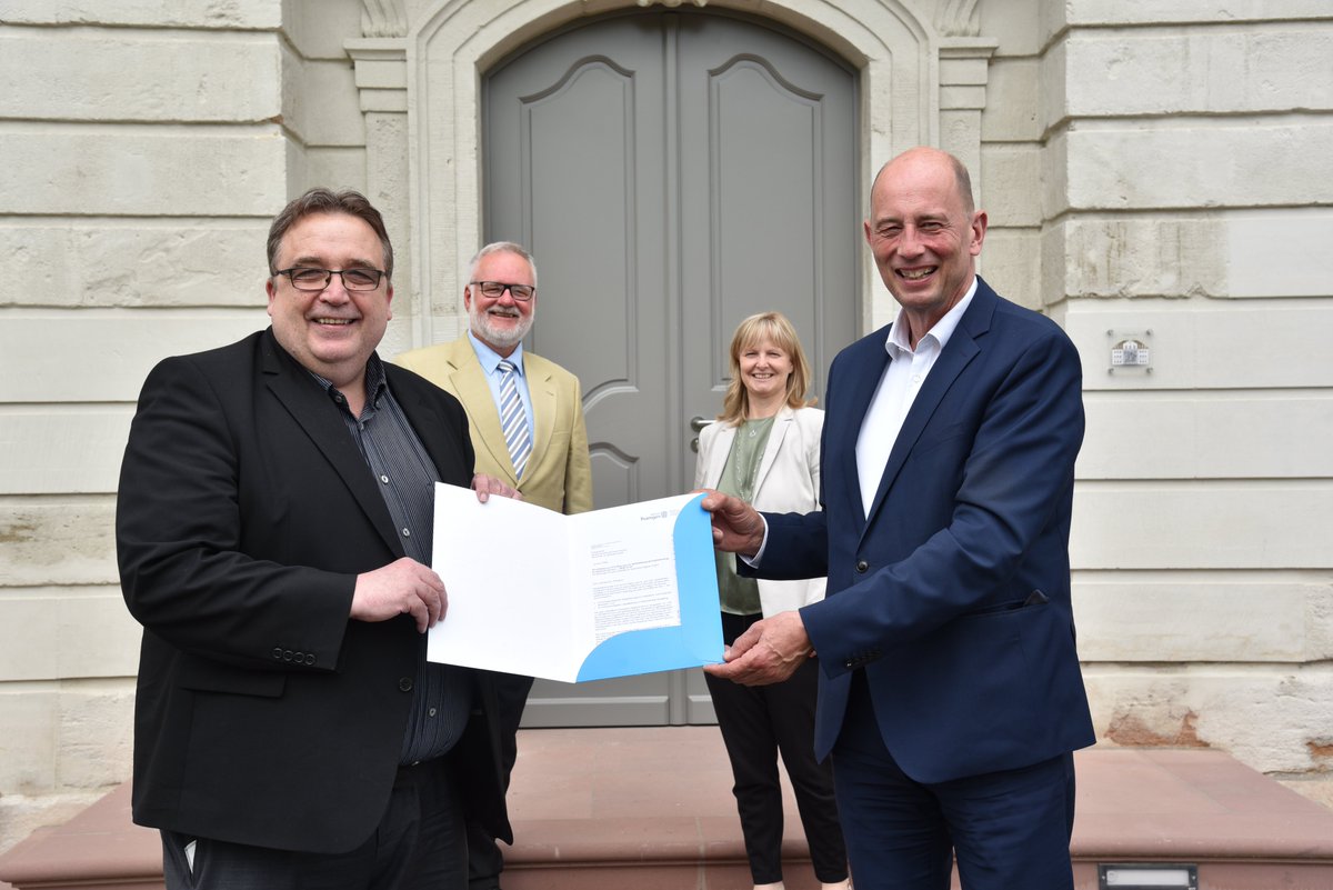 Über das Programm "PROF-IT 25" fördert das #TMWWDG bis zu 25 neue Digitalisierungs-Professuren an den Thüringer Hochschulen. Erste Förderzusagen übergab Minister <a href="/WTiefensee/">Wolfgang Tiefensee</a> heute an die <a href="/DHGeraEisenach/">DHGE</a> (Foto) und die <a href="/UniJena/">Universität Jena</a>.
Mehr: bit.ly/3jcKtNy
<a href="/FellerCarsten/">Carsten Feller</a>