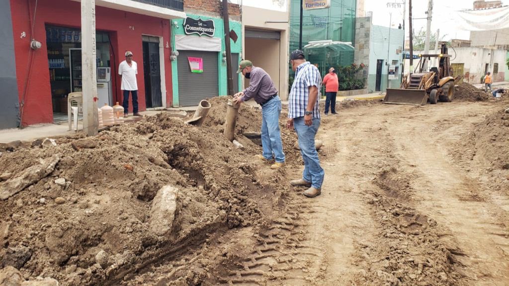 Hector_Alv_Con's tweet photo. UNA CALLE MÁS QUE ESTAMOS REHABILITANDO CON RECURSOS PROPIOS DEL MUNICIPIO.
La calle Juan Terriquez, que viene desde el puente de San Francisco, entre la calle Abasolo y la Avenida Hidalgo.

No podíamos dejar sin concluir en su última etapa esta importante vialidad. https://t.co/5LY4EYJZU3