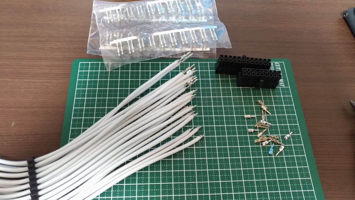 CCannna's tweet image. とうとうATX24pinに挑むの図。
こつこつやってピンアサイン間違いだけは無いように😤
#スリーブケーブル #自作PC