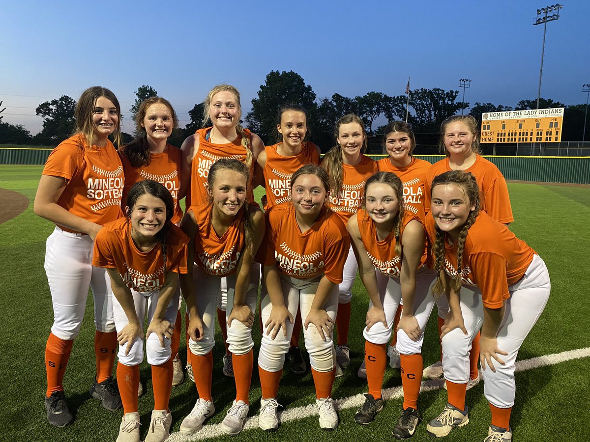 MineolaSoftball's tweet photo. proud of our girls & their commitment to show up and put in work.
#ljnation #summer #softball #BuildingChampions https://t.co/1CPngmeOyg