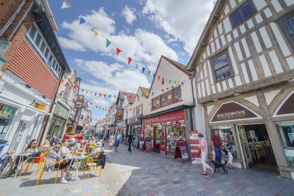Did you know that all businesses in the #Salisbury area can receive a FREE listing on the new <a href="/ExperienceSalis/">Experience Salisbury</a> website? And all Salisbury BID levy payers get a free upgrade too - find all the information here: buff.ly/3d8cF0d #ExperienceSalisbury @AshMillsPhoto