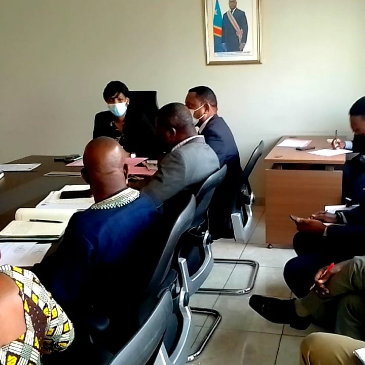 GeneralAff's tweet photo. Mme Laetitia BENA KABAMBA, a réuni le comité de gestion de la RASKIN et  les Coordinateurs Urbains de l'EDD, ce vendredi 25 juin. La réunion stratégique hebdomadaire avait pour ordre du jour, le lancement de l'opération DDD obligatoire dans la Ville de Kinshasa... https://t.co/QBbxB4i4pD