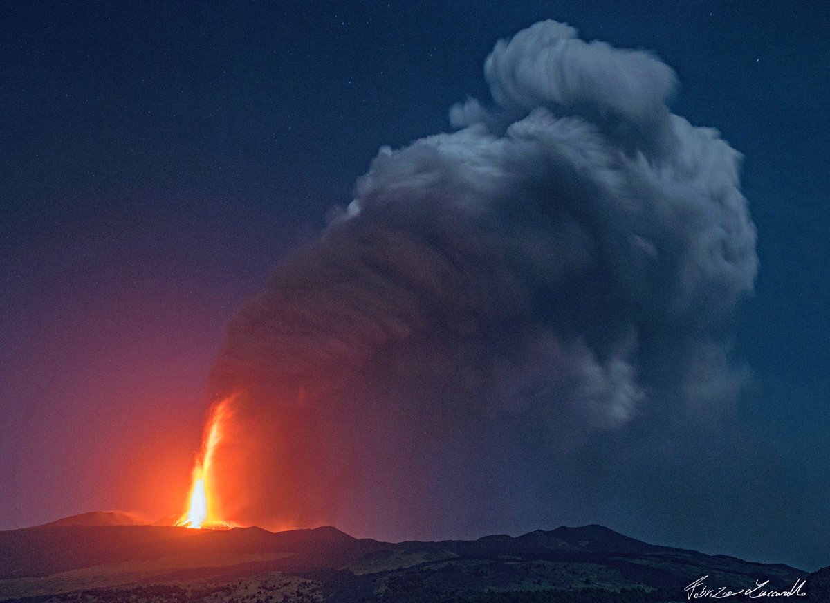 #Etna - 25 Giugno 2021 | Le alte fontane di lava di stanotte, stimate essere circa 800-900 metri con getti anche piu alti, e l’abbondante nube eruttiva! #sicily #volcanoes #eruption #eruzione 🌋

©️Photo Credit: Fabrizio Zuccarello (facebook.com/FabryZuc/)