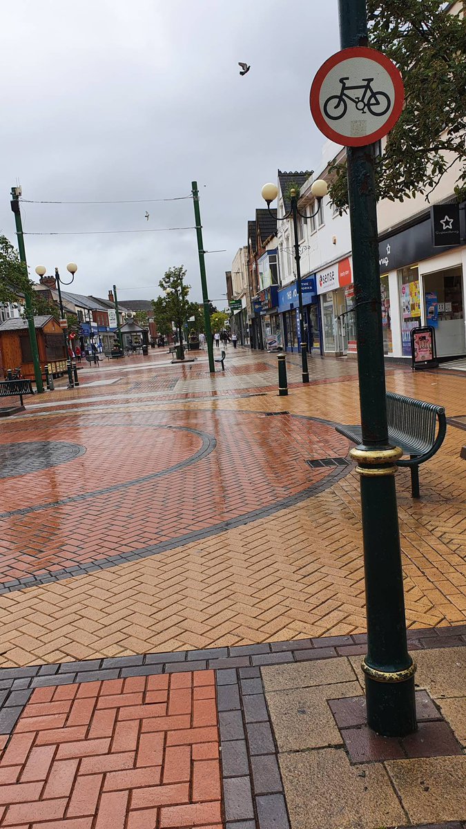 Humberbeat_NL's tweet photo. #Scunthorpe On this nice wet day hope we are all alright. Officers have been out today on foot patrol on the High Street and surrounding streets. Also completing enquiries throughout the day. #Inyourcommunity #crimeprevention #lookaftereachother #PCSMiller https://t.co/u9ePQ8MEfE