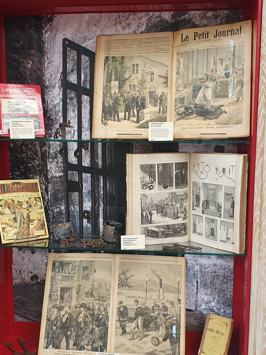 RosalisToulouse's tweet photo. Le crime s'invite dans les vitrines de la grande salle pour  #DéodatDeSéverac #LeOff. https://t.co/zcmDp9cmtL