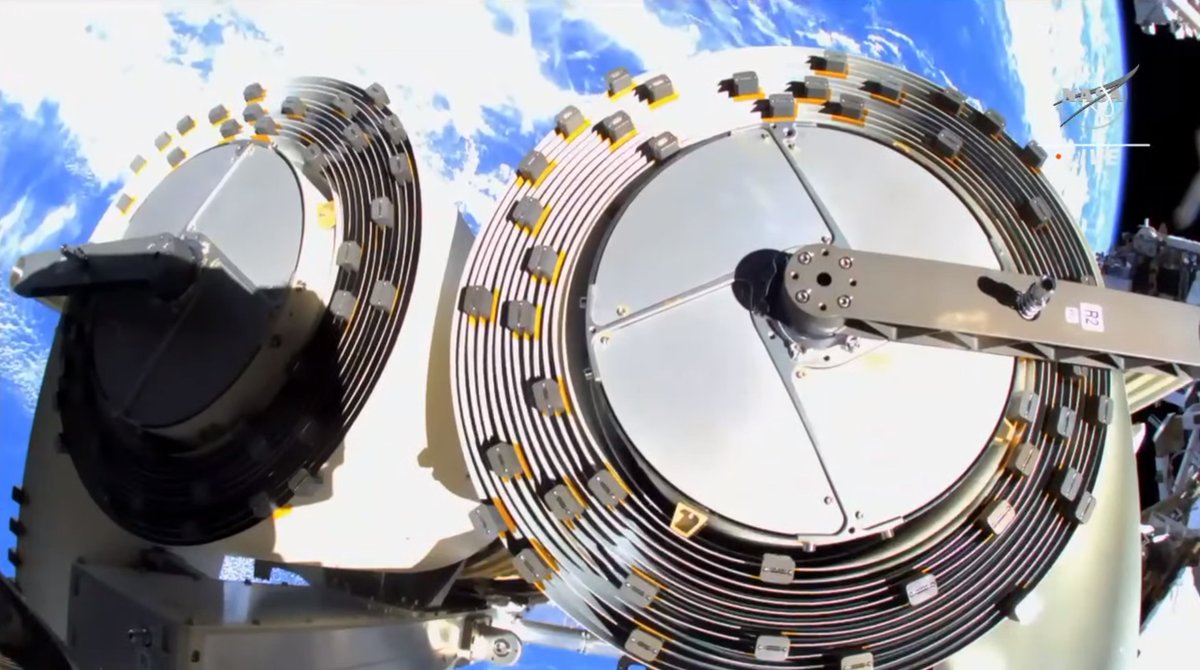 spaceexplore's tweet photo. Les panneaux solaires sont avec @astro_kimbrough et @Thom_astro vient de se séparer du #Canadarm2 après retour au point de départ. Il va rejoindre l'Américain en suivant les barres d'attache le long de la @Space_Station.
Dans 3h env. ces 2 rouleaux devrait être déroulés #EVA3 https://t.co/LyRUnBdyvV