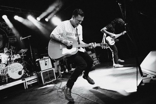Last night in Fayetteville, Ark., the hogs were called for an encore during the <a href="/USAquarium/">American Aquarium</a> concert. This is how lead singer BJ Barham came back on stage! 🐺🐺

Oh, and “Omaha” by the Counting Crows was also played. #Pack9 #CWS 

📸: Joey Wharton