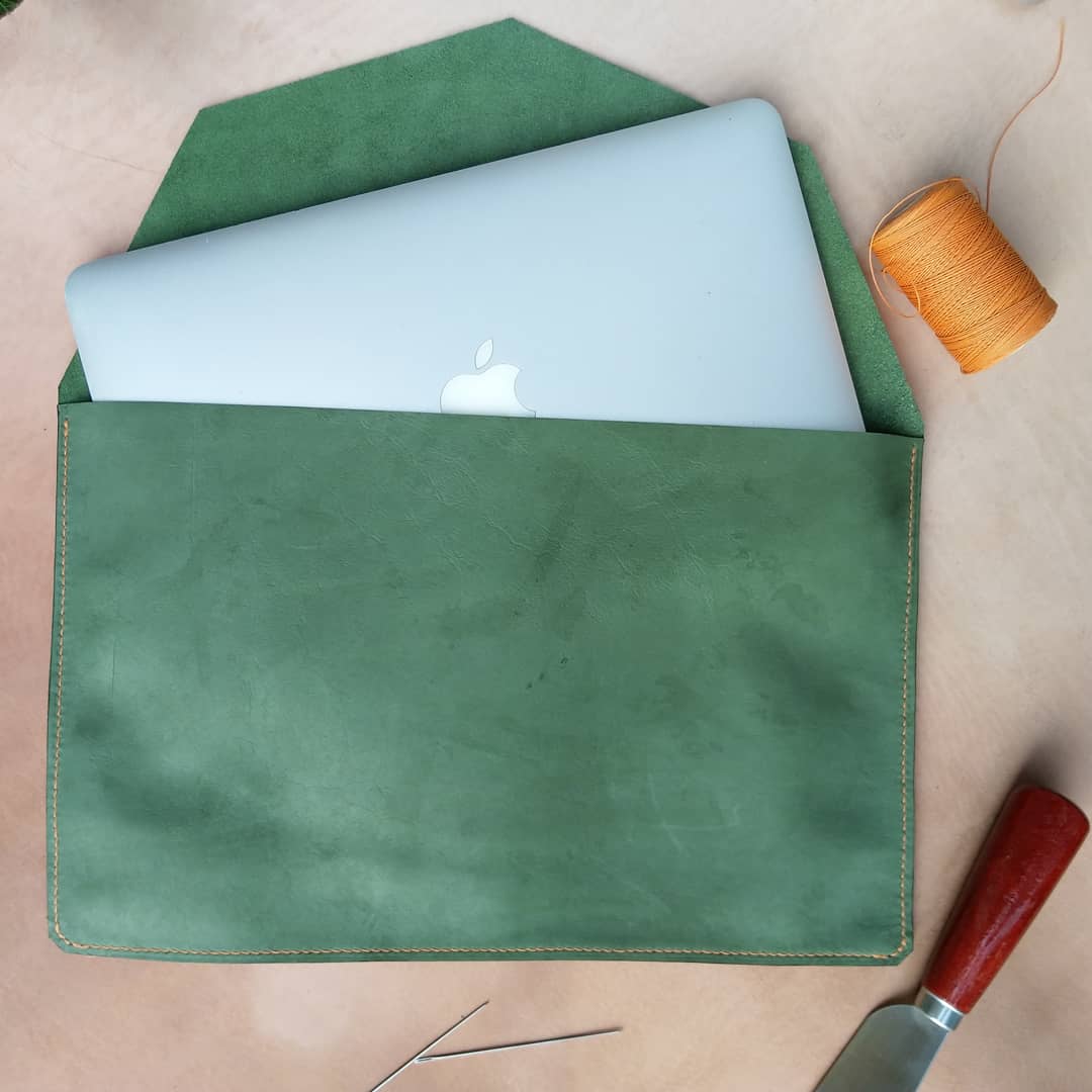 EM_Anas's tweet photo. New product added to the list. Full Grain Cow Leather 13" Laptop sleeve, minimal as ever.
#DeodarDesign #DWorkshop #Leathercraft #GameStrong #MacBookAir #macbook
#Craftsmanstory
https://t.co/2WesLHj5dj https://t.co/h7BiHKXz9B
