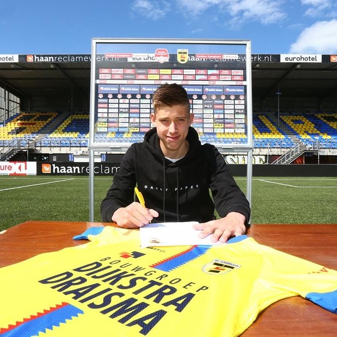 vvBuitenpost's tweet photo. Komend seizoen speelt Pieter Postma in O16 van @SCCambuurLwd. De 15-jarige centrumverdediger voetbalde in onze JO17-1. ‘’Ik mocht op stage komen voor 2 weken. Die stage werd verlengd. Daarna kreeg ik te horen dat ik mocht komen’’, vertelt Pieter trots.
▶️https://t.co/oXQPidXJkP https://t.co/XaqgfKT3Ug
