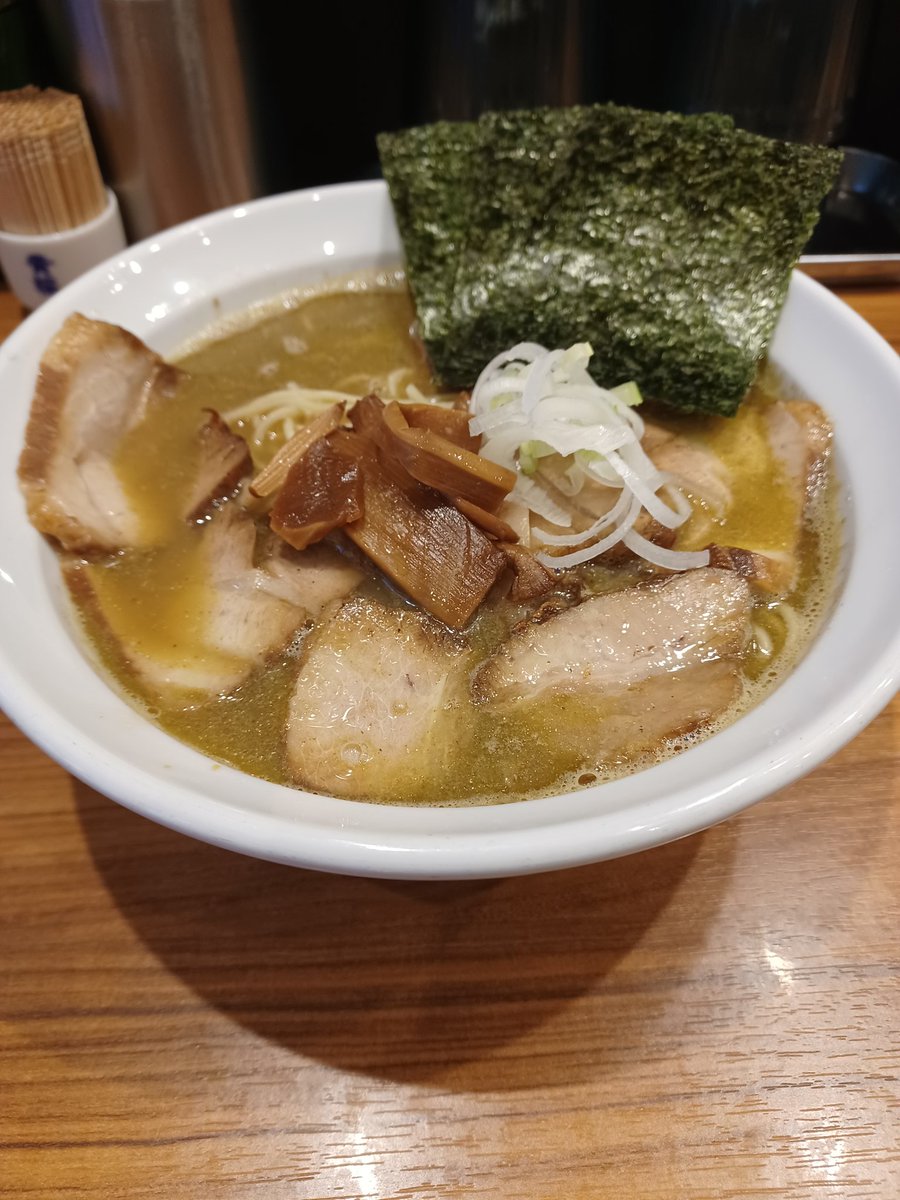 EvolutionMero's tweet photo. 特製濃厚煮干しそば🍜🍥

コインパーキング利用で海苔トッピング❗(本当は煮卵にしたかったんですが、もともと付いてますと店員さんに言われたので海苔にしましたが、卵付いてなかった😢)

でも、美味しかったので…ご馳走さまでした🙇 https://t.co/wvVUWsWd2y