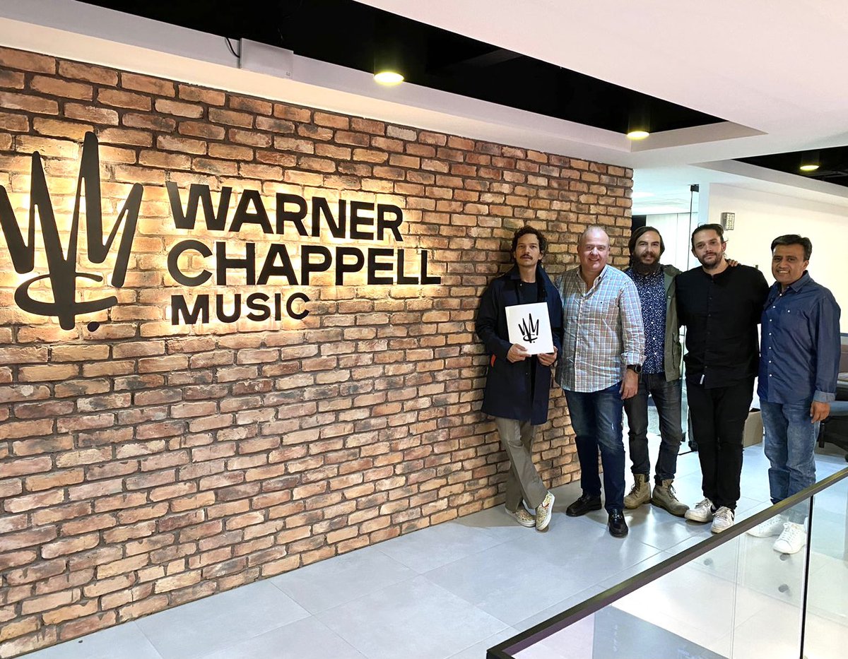 WCMMexico's tweet photo. ¡Muy contentos de renovar con @elcaloncho ! Gracias por la confianza, por compartirnos tanta música y talento 🔥🙌🏼
#warnerchappell #musicpublishing #musicbusiness #editoramusical #singersongwriter #cantautor https://t.co/R37fVQi5ds
