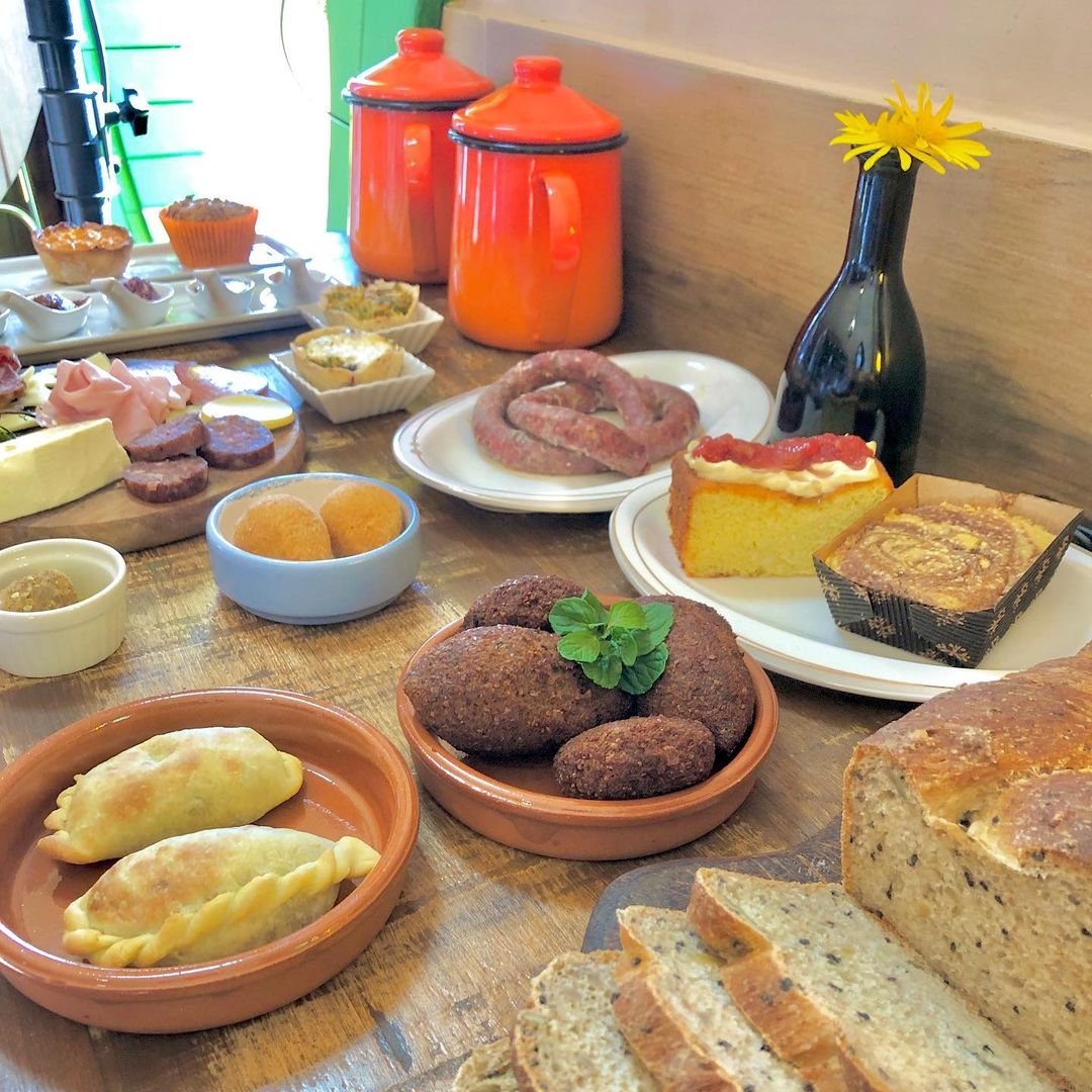 rpcparana's tweet image. My precioussss 💍✨ Peraí.. O que tem a ver 'Senhor dos Anéis' com o 'Plug'? 👀
Em Campo Magro é possível pernoitar nessa pequena casa Hobbit! Aliás, e que mesa FARTA é essa? Será que vem junto? 😅 A gente te conta no #PlugRPC! Liga a telinha!