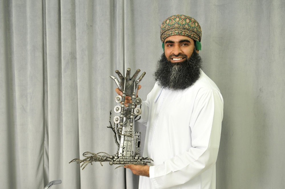 الفنان التشكيلي العُماني <a href="/atoory83/">الدرويش83</a> يحول حديد الخردة إلى أشكال فنية رائعة