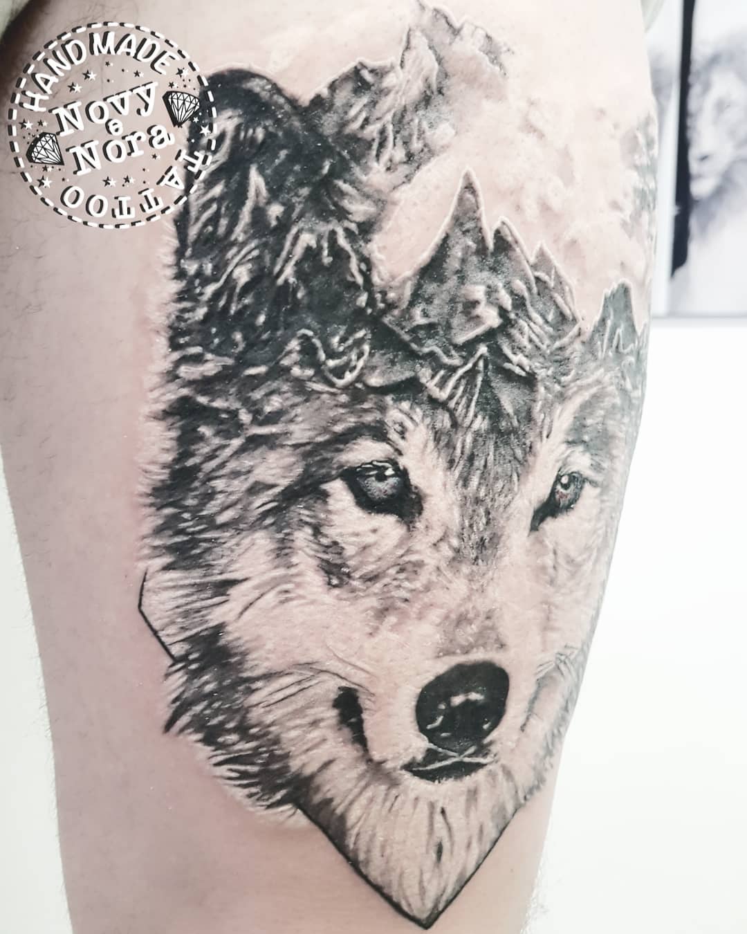 ট ইট র Novytattoo Handmade Wild Tattoo Mountains Mountainslovers Wolfart Wolf Wolftattoo Tattoo Tattooedmen Inkedman Handmadetattoostudio Realistic Carpi Montagna Realistictattoo Ink Indelible Wild Onmyskin Wildtattoo Lupo