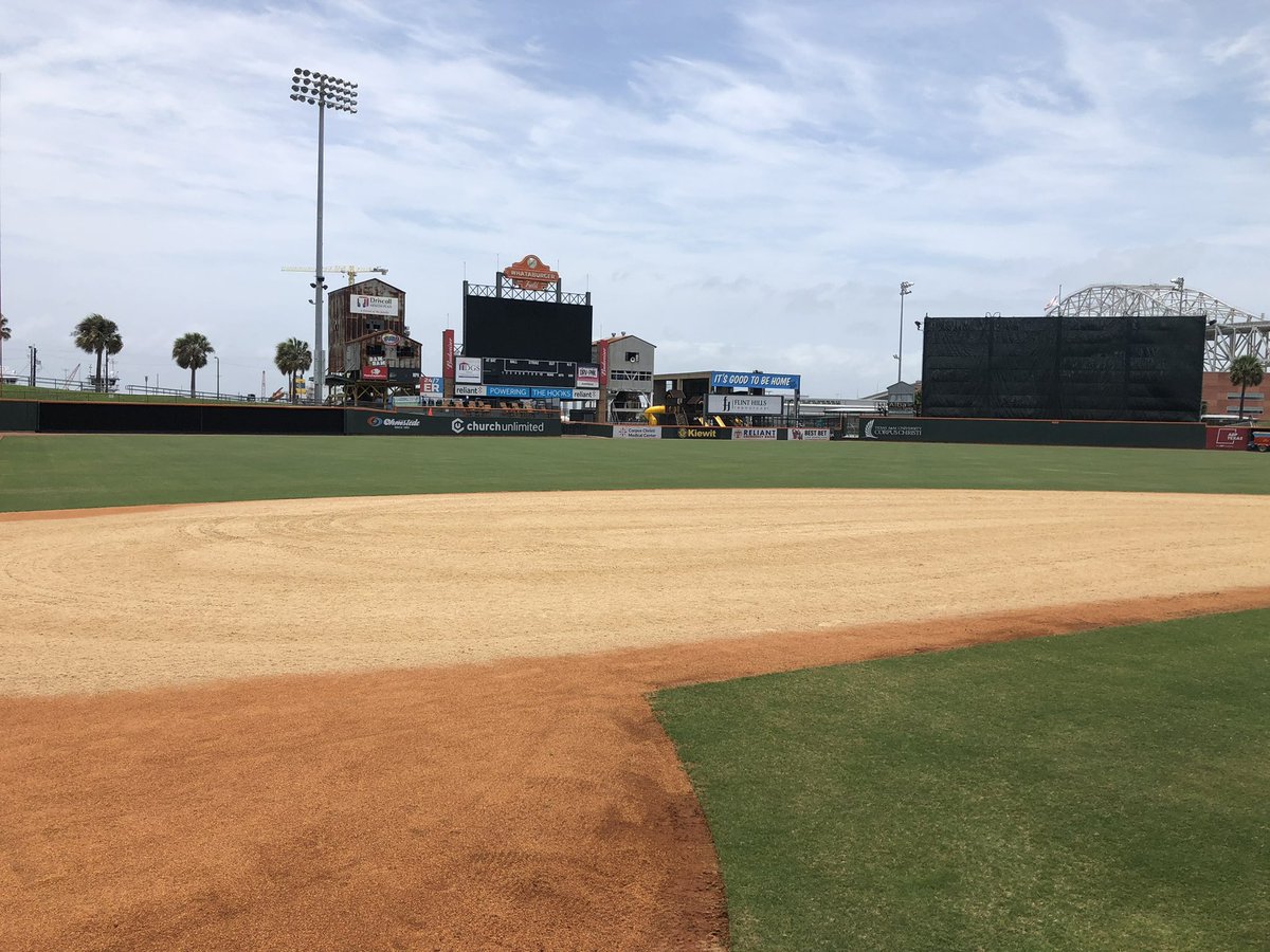 ProPlayMaterial's tweet photo. Had the opportunity to help @qland11 and the @cchooks amend their infield skin. We used a coarse sand to raise sand content and for better percolation. There are many options to amend existing mixes. #research #education #training #materials https://t.co/qylrJsnptn