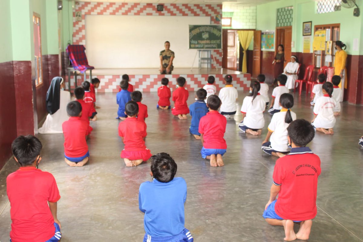 BSF_MizoramCach's tweet photo. #ekbharatsreshthabharat
#YogaWithBordermen
#YogaForWellness
182 Bn #BSF, Mizoram & Cachar Ftr organized a Yoga training session on 25th June'21 under Ek Bharat Shreshtha Bharat programme at Carmel Jyoti Children Home, Koirengei, Imphal.
@HMOIndia
@mygovindia
@BSF_India https://t.co/1bkr3ScbgO