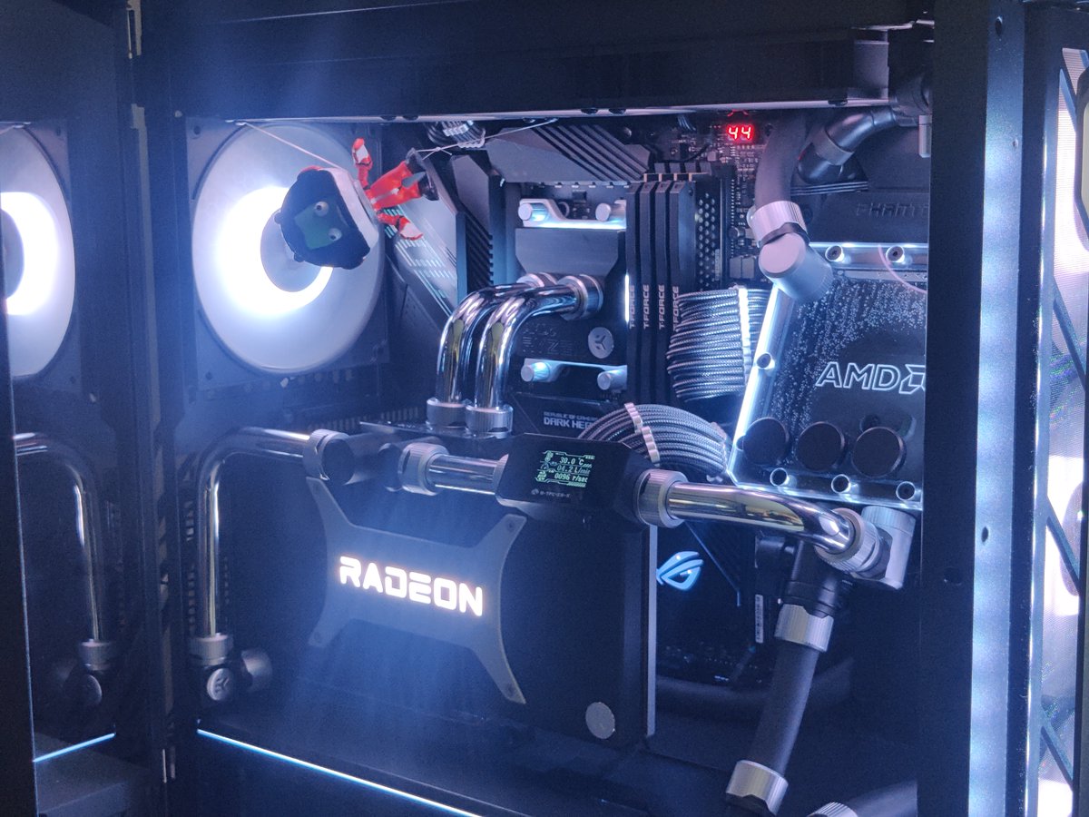 lperaltapt's tweet photo. New build complete but something very Kerbalesk is about to happen inside this rocket, powered by @AMD and ready to play @KerbalSpaceP. https://t.co/W9EMwaqYNl