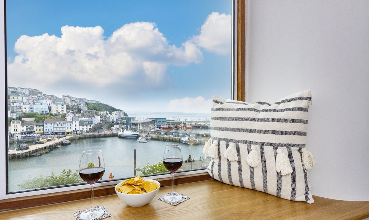BrixHols's tweet photo. Introducing The Sail House, 5-star luxury living in beautiful Brixham! This stunning, recently refurbished holiday home is simply gorgeous and available from July 12th. Don't miss out, book now: https://t.co/4avUkt1gM9 https://t.co/PgbOHA9fZm