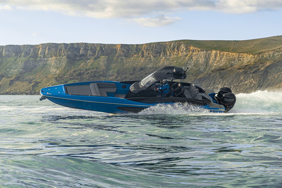 Sunseeker_Intl's tweet photo. Drawing on Sunseeker's racing heritage, the high-performance Hawk 38 is capable of up to 62 knots with standard twin Mercury 400R outboards &amp; Mercury Racing Digital Zero Effort throttles. 

https://t.co/xIWlcTnfVJ

#ThrillOfTheChase https://t.co/8O7L7ldWD4