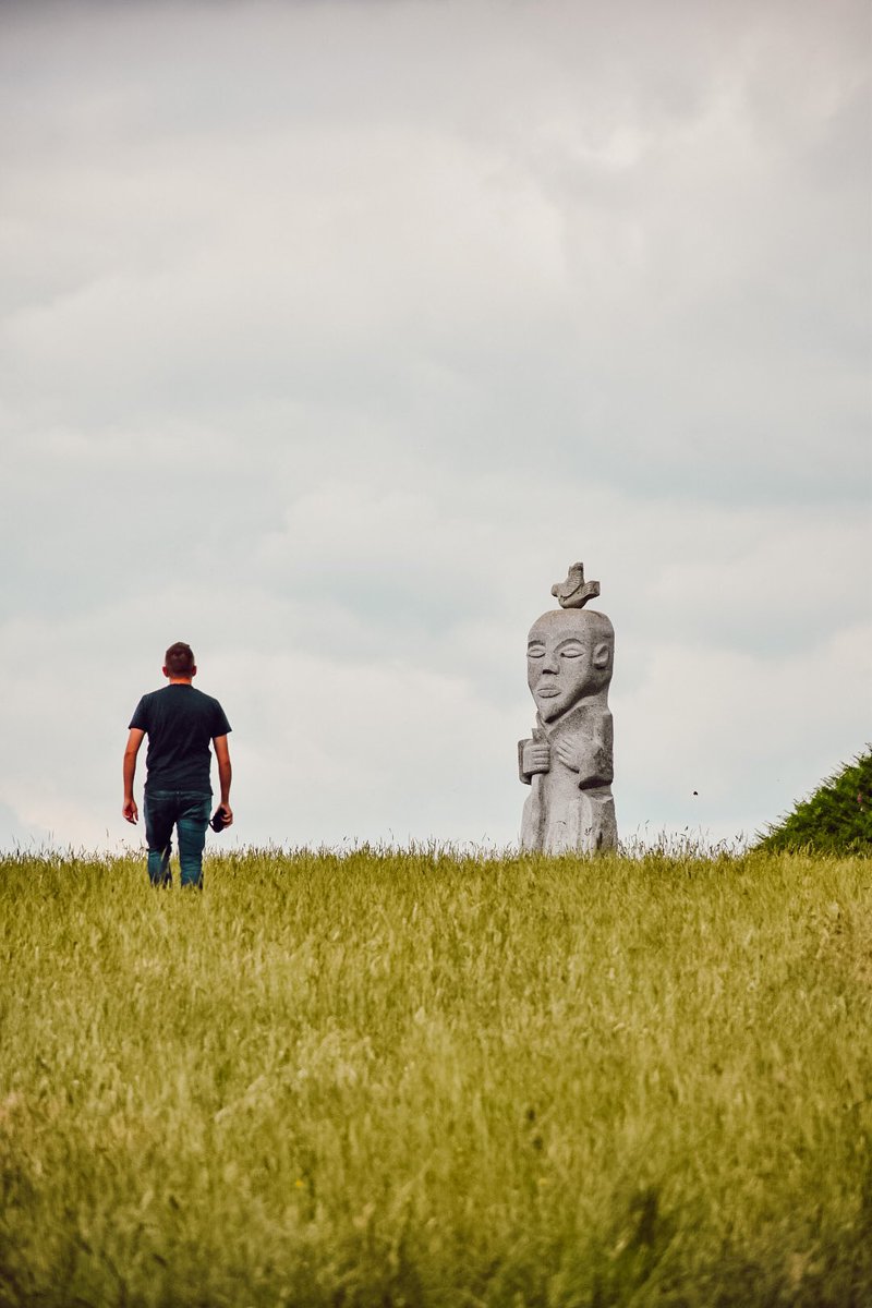 LA VALLÉE DES SAINTS 🗿

Aujourd’hui, une cinquantaine de statues se dressent sur l’herbe, représentant les moines venus d’Irlande, du Pays de Galles ou de Cornouailles anglaise pour évangéliser la Bretagne. Une découverte époustouflante ! #Bretagne #RoadTrip