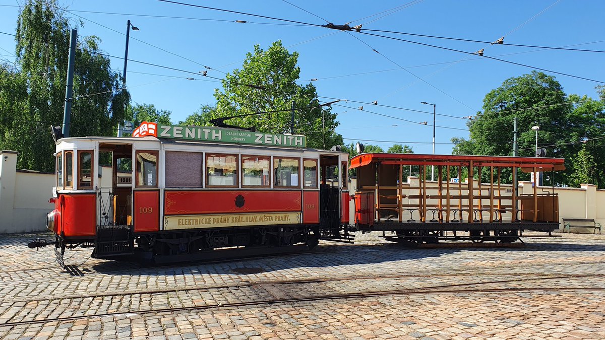 Jako mimořádnou akci připomínáme jízdu s muzejní soupravou tramvaje 109, která slaví 120 let a otevřeného vlečného vozu "ofeňák", kterému o 5 let více. Tramvaj pojede po oba dny a informace a posledních pár lístků najdete na Fanshopu DPP.