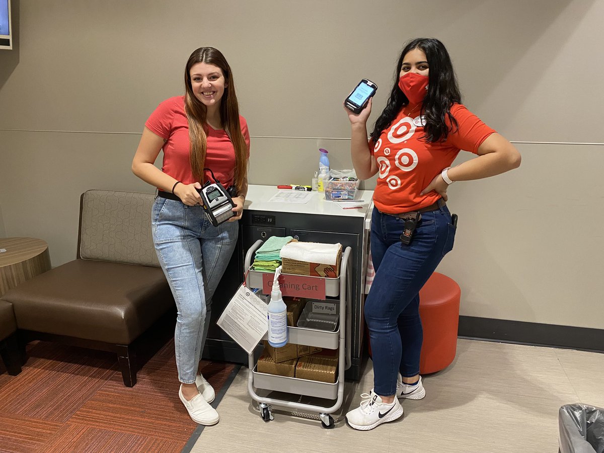 Spent some time in the fitting room today with these lovely style ladies! We talked about how they utilize save the sale and how to make sure the guest gets everything that they need! #T1285 🎯