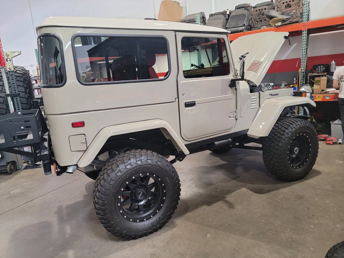 DoctorTurboJoe's tweet photo. Getting to check out some Land Cruiser builds. ( with ls swaps is what brings me by ) Very cool to see so many trucks in such great shape! https://t.co/4kTGZool8b
