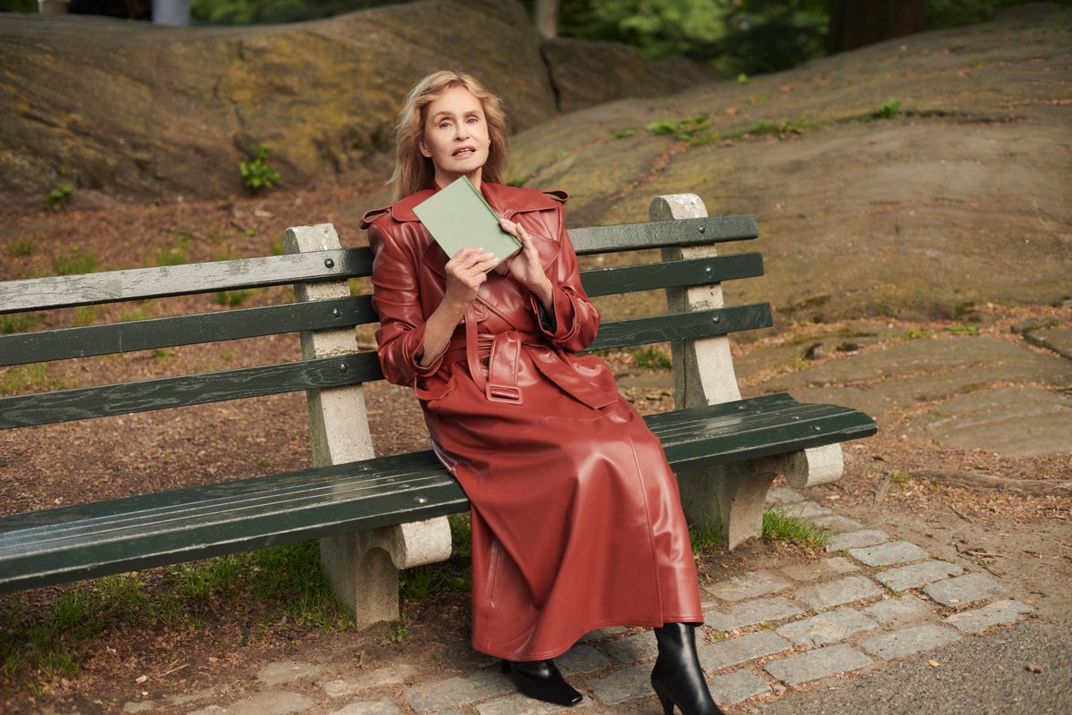 IT’S A NY LIFE 🚖 The legendary model and actress Lauren Hutton shares her most memorable New York moments—plus her beauty and style tips—while sporting new-season looks from Bottega Veneta and more. Discover more now online at BG.com. bit.ly/3jrDHDZ