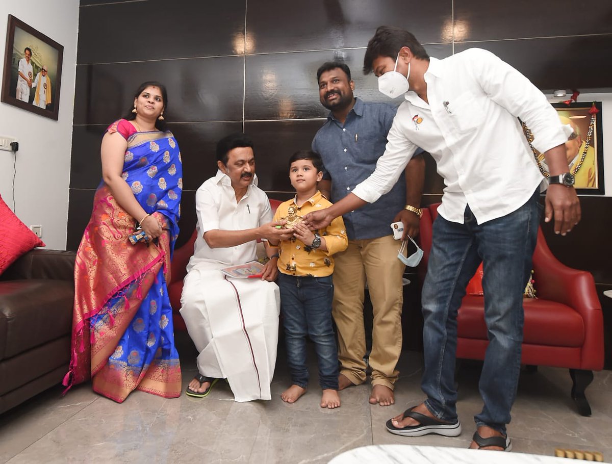 Udhaystalin's tweet photo. கொளத்தூரை சேர்ந்த Dr.பார்த்தசாரதி-Dr.கலையரசி தம்பதியின் மகன் சாய் சித்தார்த்(5). 928 Colour Cubes-ஐ கொண்டு மாண்புமிகு முதலமைச்சர் அவர்களின் உருவப்படத்தை வரைந்து சாதனை படைத்துள்ளார். தம்பி சாய் சித்தார்த்தை முதல்வர் அவர்கள் இன்று பாராட்டினார்கள். சித்தார்த்துக்கு வாழ்த்துகள். https://t.co/Iy7yeh7poX