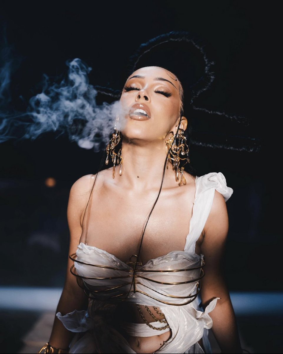 DojaCat behind the scenes of the 