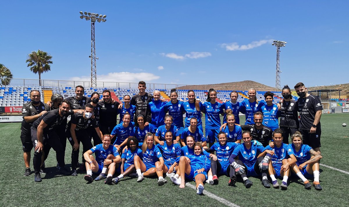 ⚽💙📸 |LA FOTO| El de hoy no fue un entrenamiento cualquiera en La Palmera, fue el último de una temporada excepcional, sobresaliente...

💙🤍 A por el último desafío! ¡#Vamosguerreras! 💙🤍

#UDGTenerife #Somosfamilia