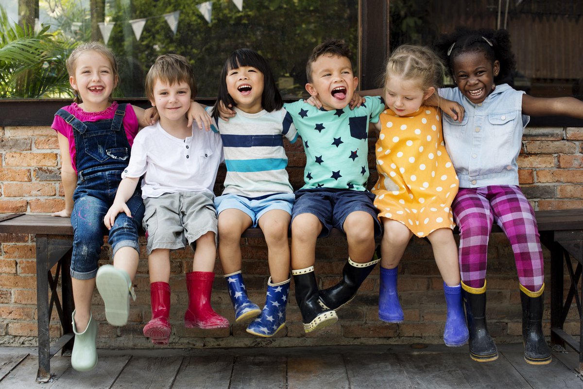 IrelandNpic's tweet photo. School holidays are here⛱️
Here are some tips for a safe &amp; healthy summer
*Keep gardening products, medicines, cosmetics &amp; BBQ lighter fluid out of reach &amp; sight of children
*Teach children not to put plants/wild mushrooms in their mouth
*Keep products in the original container https://t.co/ZkRaWFOu3h