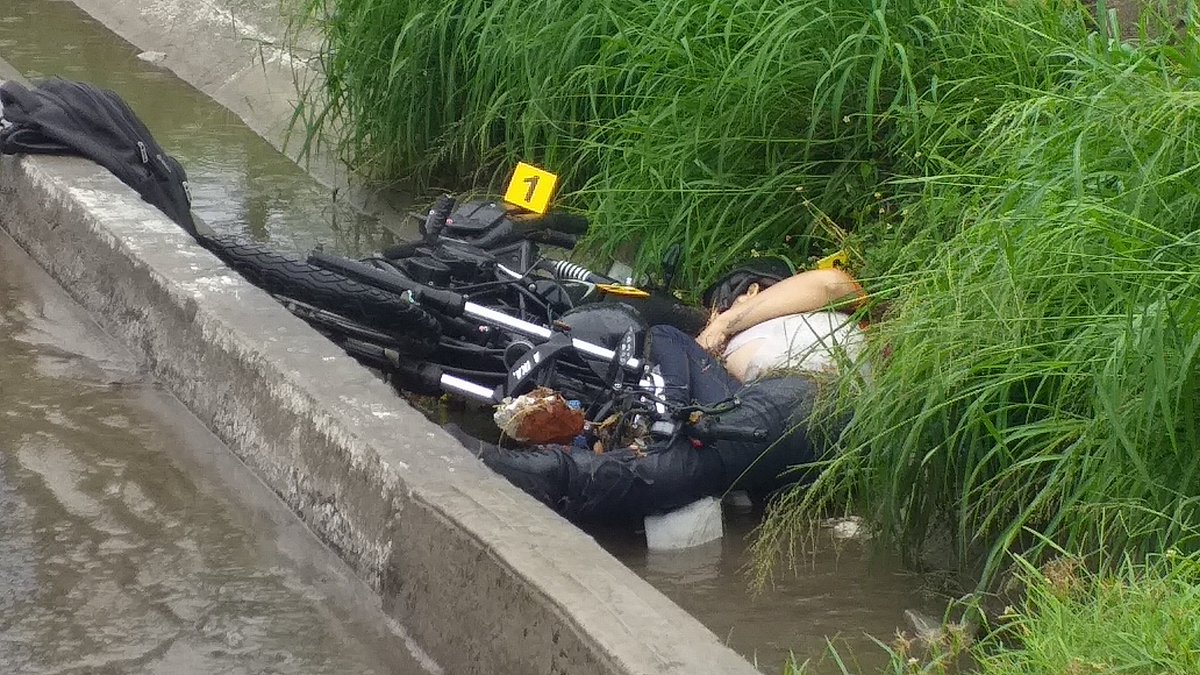 gallitorogel's tweet photo. Muere motociclista pista Veracruz Cardel rampa de acceso Kilómetro 13 y medio zona norte ciudad de Veracruz. https://t.co/hBUH8qPtxj
