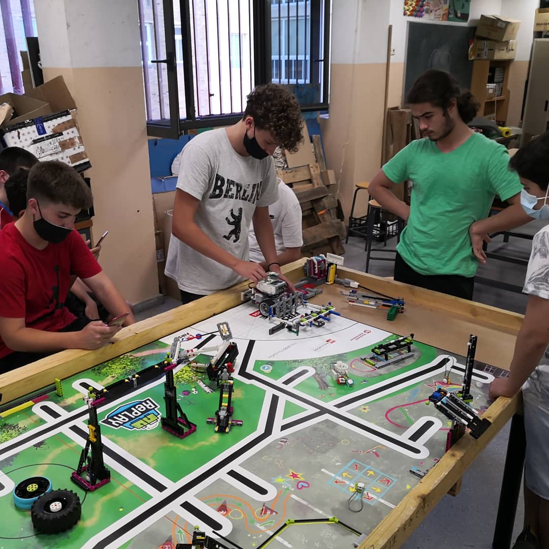 FEPSantRamon's tweet photo. #Aramateix l'equip #KIOTA de la #fllspain és a l'escola entrenant per a la #granfinalFLL estatal de demà. L'equip entra en competició a les 18h on defensaran el seu projecte d'Innovació i realitzaran les tres rondes del joc del robot #SRNsteam #moltmesquerobots https://t.co/dJEXFuwzhq