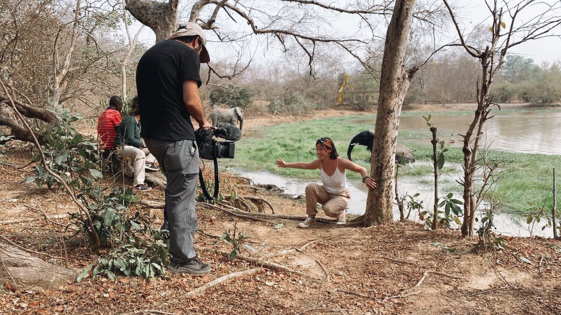 Espanoles_Mundo's tweet photo. 🌿 🦒 🇬🇭 Una foto "detrás de cámaras" con @LauraMartiC trabajando en une escenario único 🐘.  Momentos especiales que nos regala #EspañolesEnElMundo https://t.co/D3HXdcGPNz