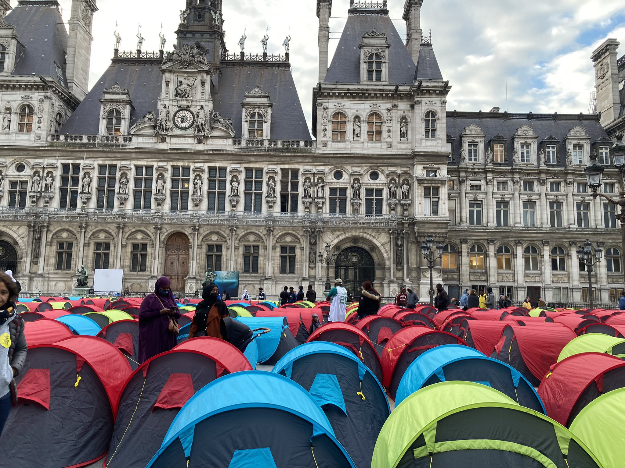 Protestcamp vor dem Pariser Rathaus