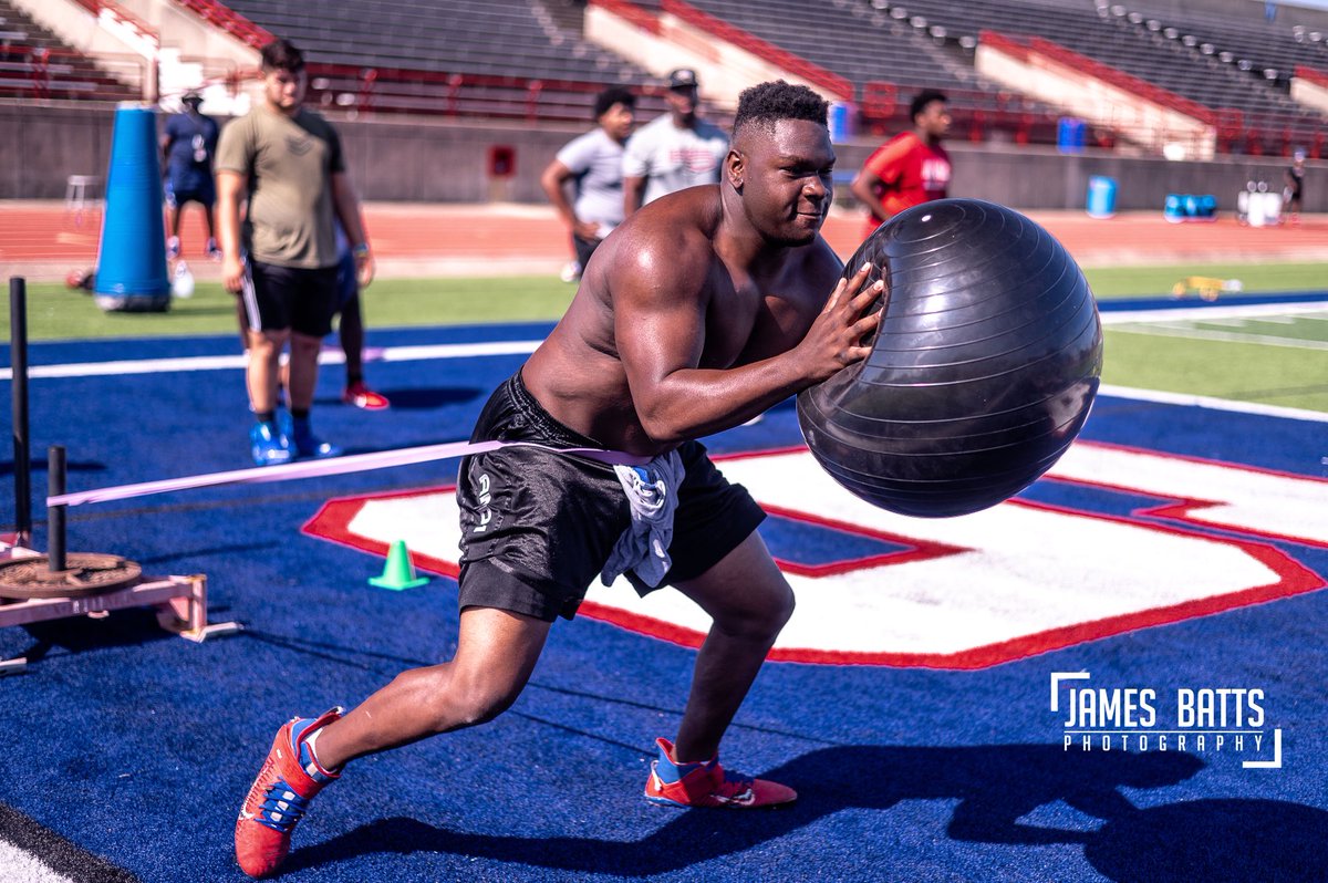 STATECHAMP_JOE's tweet photo. OL Grind @Duncanville_Fb is Really Real 💯. We believe in a Relentless Pursuit of our Purpose & Our Goals. #ELITEOLU #Comewatchuswork https://t.co/yjCoheudjd