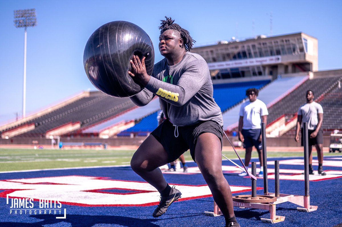 STATECHAMP_JOE's tweet photo. OL Grind @Duncanville_Fb is Really Real 💯. We believe in a Relentless Pursuit of our Purpose & Our Goals. #ELITEOLU #Comewatchuswork https://t.co/yjCoheudjd