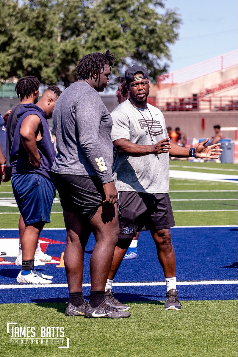 STATECHAMP_JOE's tweet photo. OL Grind @Duncanville_Fb is Really Real 💯. We believe in a Relentless Pursuit of our Purpose & Our Goals. #ELITEOLU #Comewatchuswork https://t.co/yjCoheudjd