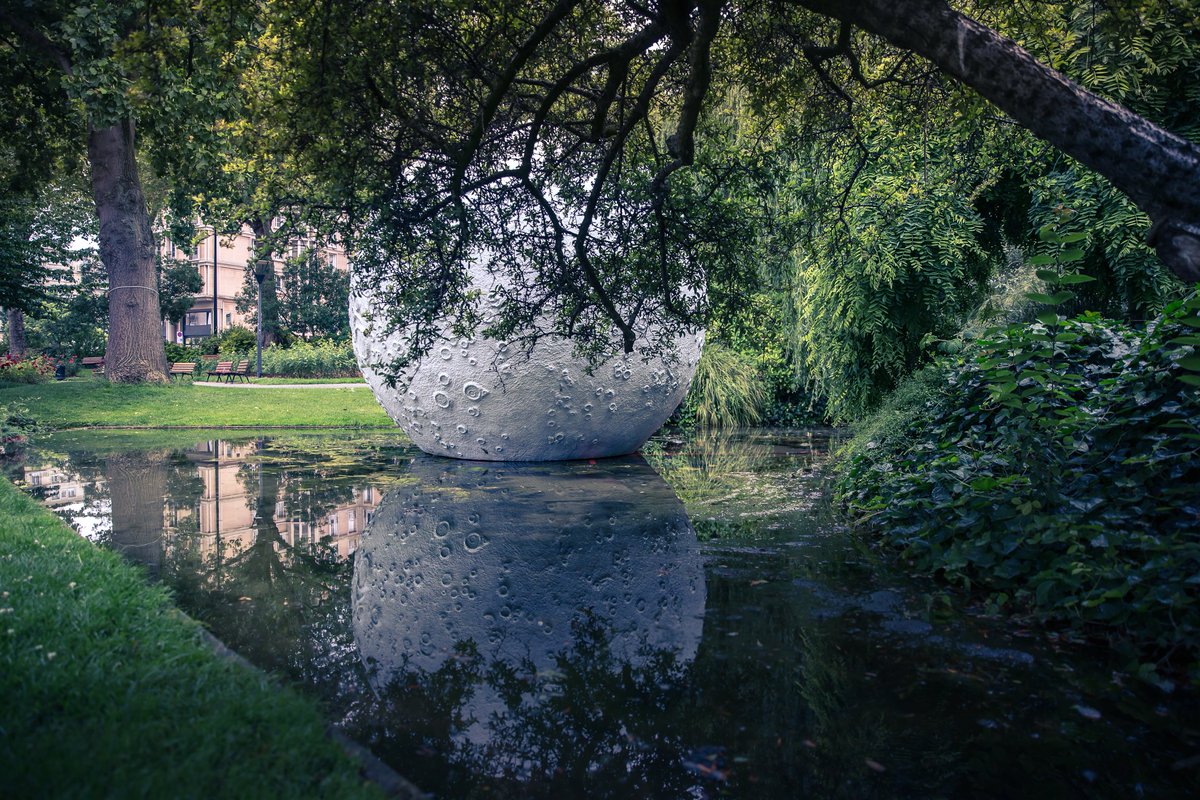 UnEteauHavre's tweet photo. [APPARITION #6] Solution 🌙😀❓

Aujourd'hui La Lune avait rendez-vous avec Le Havre 🙃Elle s’est posée dans l’un des bassins du square Saint-Roch. Espérons que le Soleil la rejoigne😀 

Arthur GOSSE- La Lune s'est posée sur Le Havre (2021)

📸Arnaud TINEL
#uneteauhavre https://t.co/PxGkCYge7n