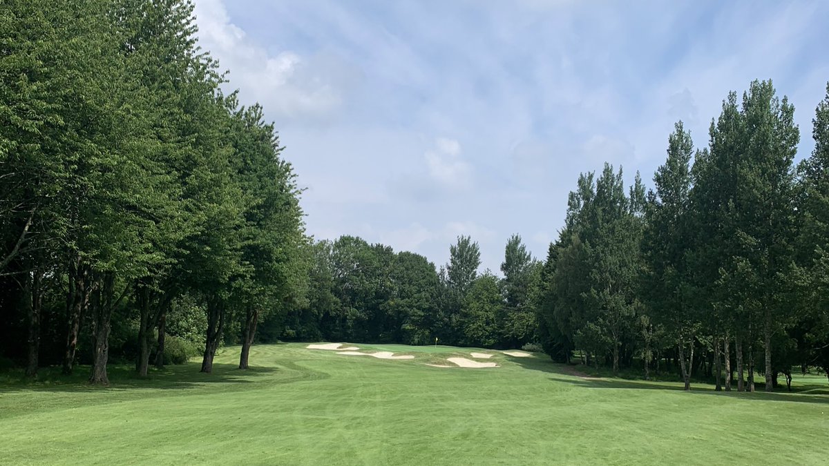 The course is in absolutely fantastic condition at the moment. Here’s the approach to the 2nd green.

Come and play here > kingswood-golf.co.uk/green_fees.