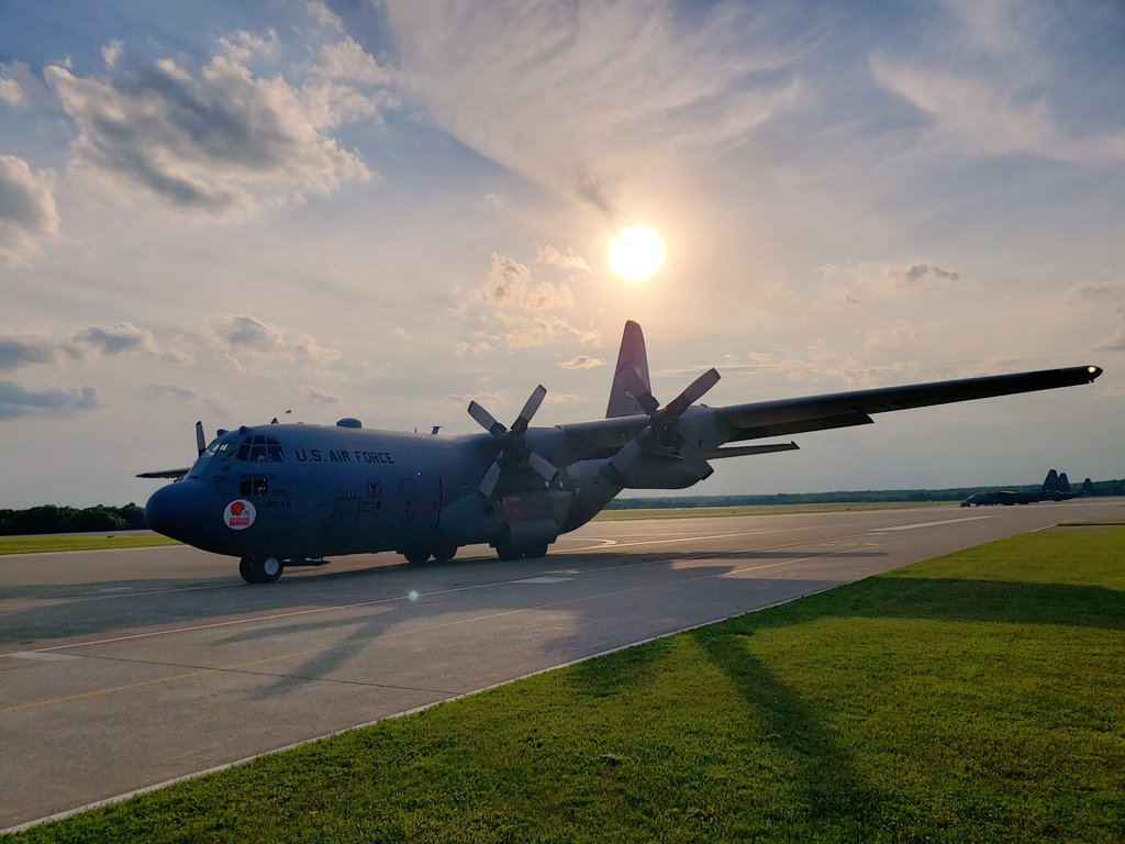 casey_stedman's tweet photo. Behold, Hercules #avgeek #USAFR https://t.co/C54cljdmH4