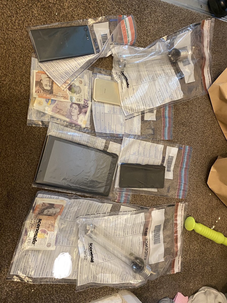 ChelmsleyWMP's tweet image. #Warrant ‼️ Straight in for our late shift and out on an emergency warrant with the assistance of D unit Solihull @ResponseWMP 😁👏

Great result with 15 plants, and a large amount of cash seized, the male is assisting with our enquires 🚔 #CommunityIntelligence