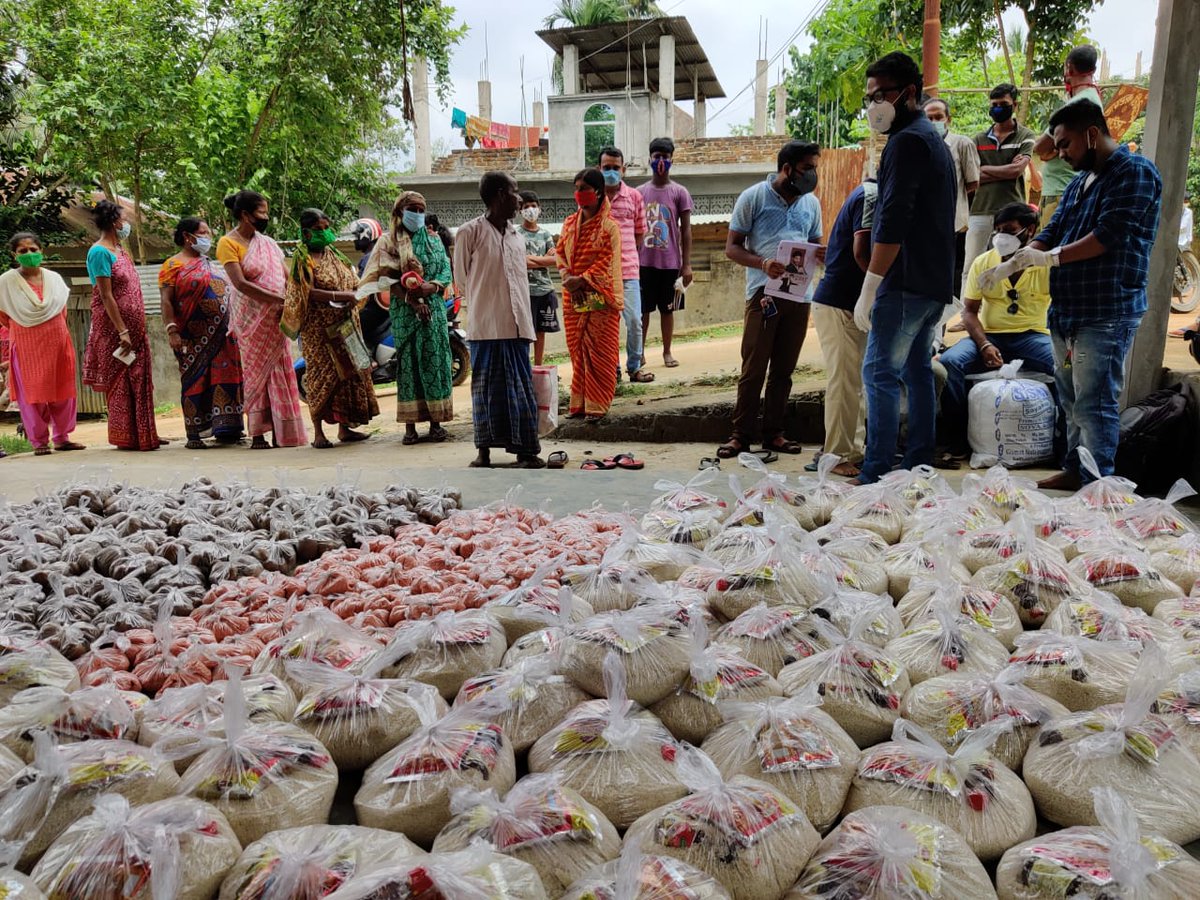 TeamSRKWarriors's tweet photo. SRKians from Tripura distributed food packets to 100 families &amp; refreshments for 100 policemen! ❤️

#बादशाहत_के_29_साल https://t.co/9P6wPA6Mvn