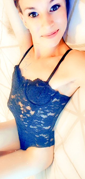 Sky Smith - Live on MFC in 15 minutes! Come hang out with me and help me take it all off... 😘 https://t.co/akegEmV2vV https://t.co/u47Gl5AY10