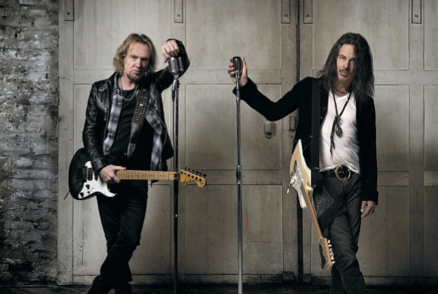 ADRIAN SMITH + RICHIE KOTZEN Release 'Solar Fire' Music Video https://t.co/jwYEoOvSa7 https://t.co/UE2eKhPJYp