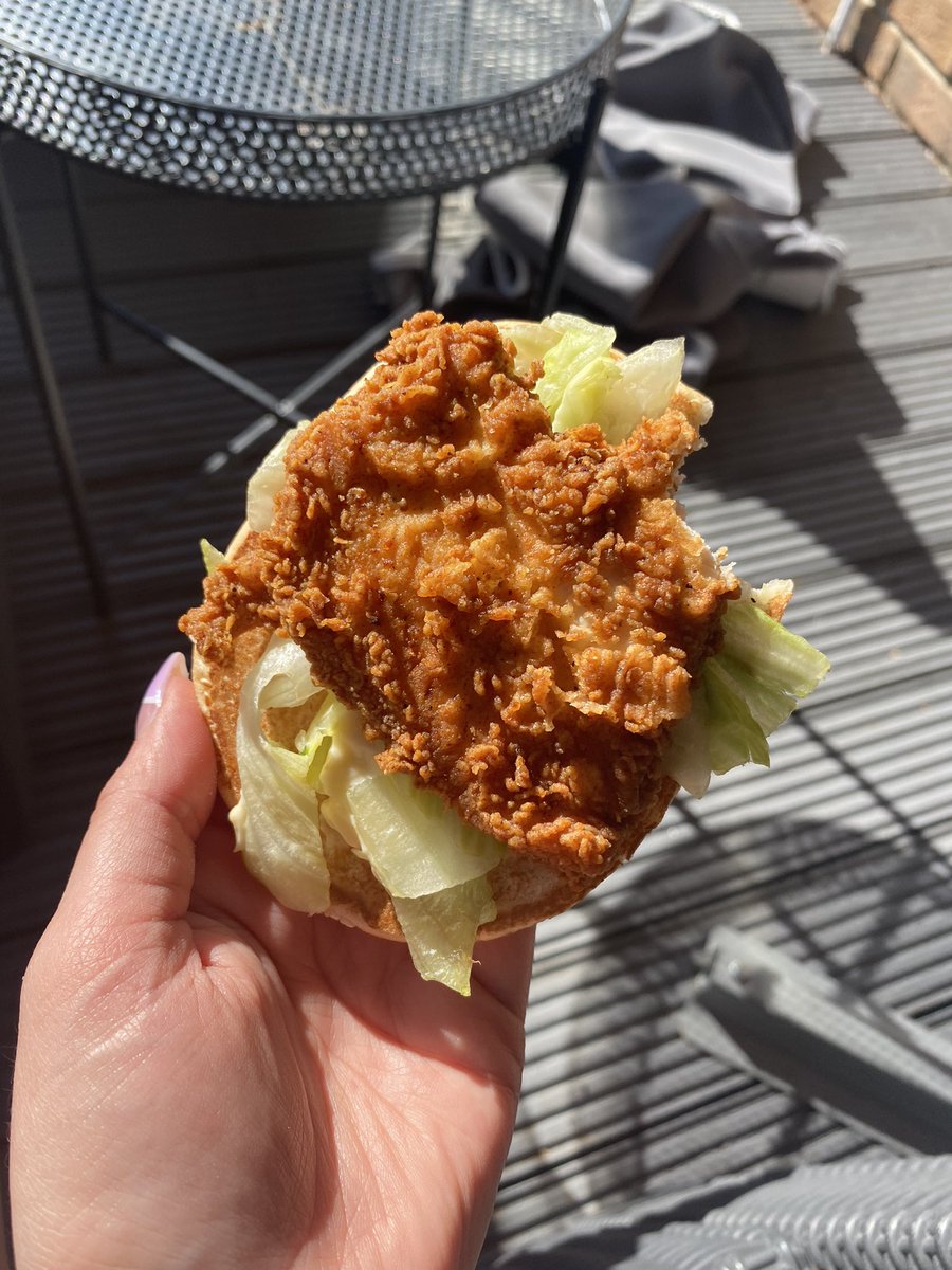 Rachel_Mew's tweet photo. @KFC_UKI where's the rest of my chicken fillet gone? You charge £3.99 for the same peice of chicken you put in a £1.49 Mini fillet burger SMH🙃 https://t.co/yxsaD4TPJB
