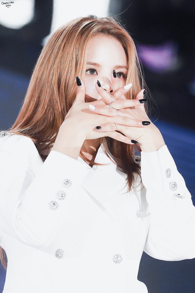 EGIRLSORN's tweet image. Red lip? 

#손 #씨엘씨