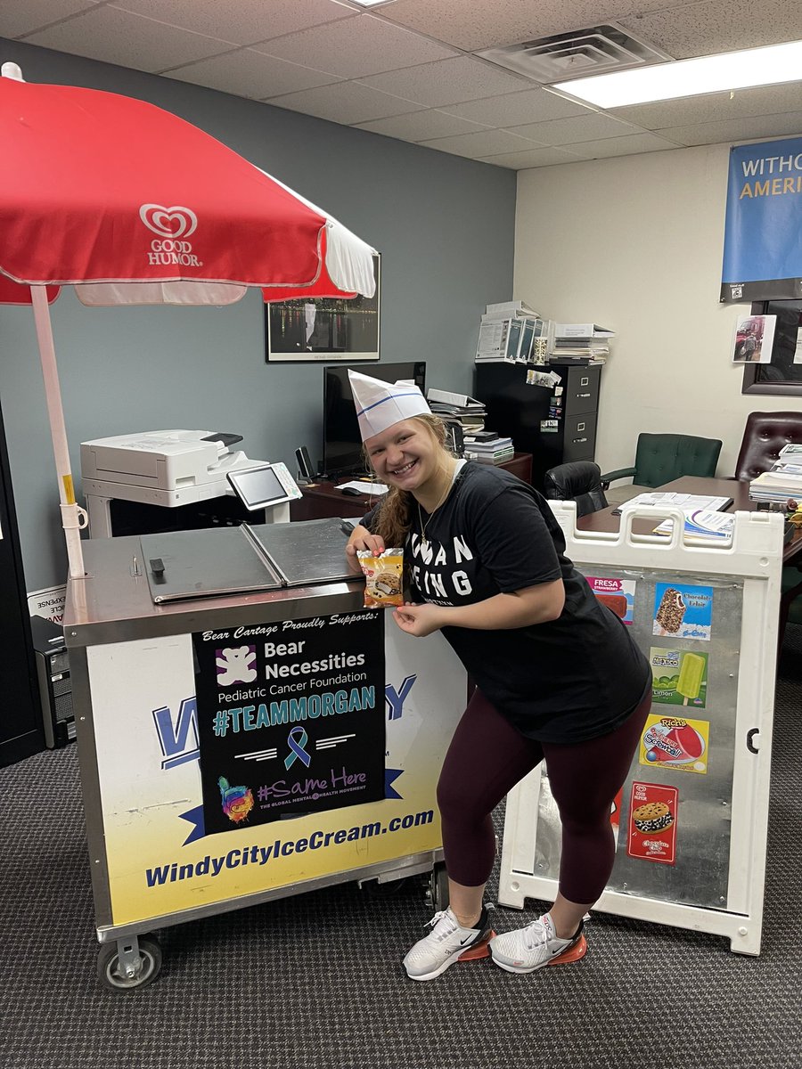 nicku_39's tweet photo. #TEAMMORGAN @MorganUrso handing out ice cream and hot dogs for all of our @BCI_DriversJobs team today to celebrate Cathy’s B-Day. Cathy is our longest tenured employee and has been with us for 27 years!

#HappyBirthday #ThankATrucker #BearFamily https://t.co/H49JmXF2a6