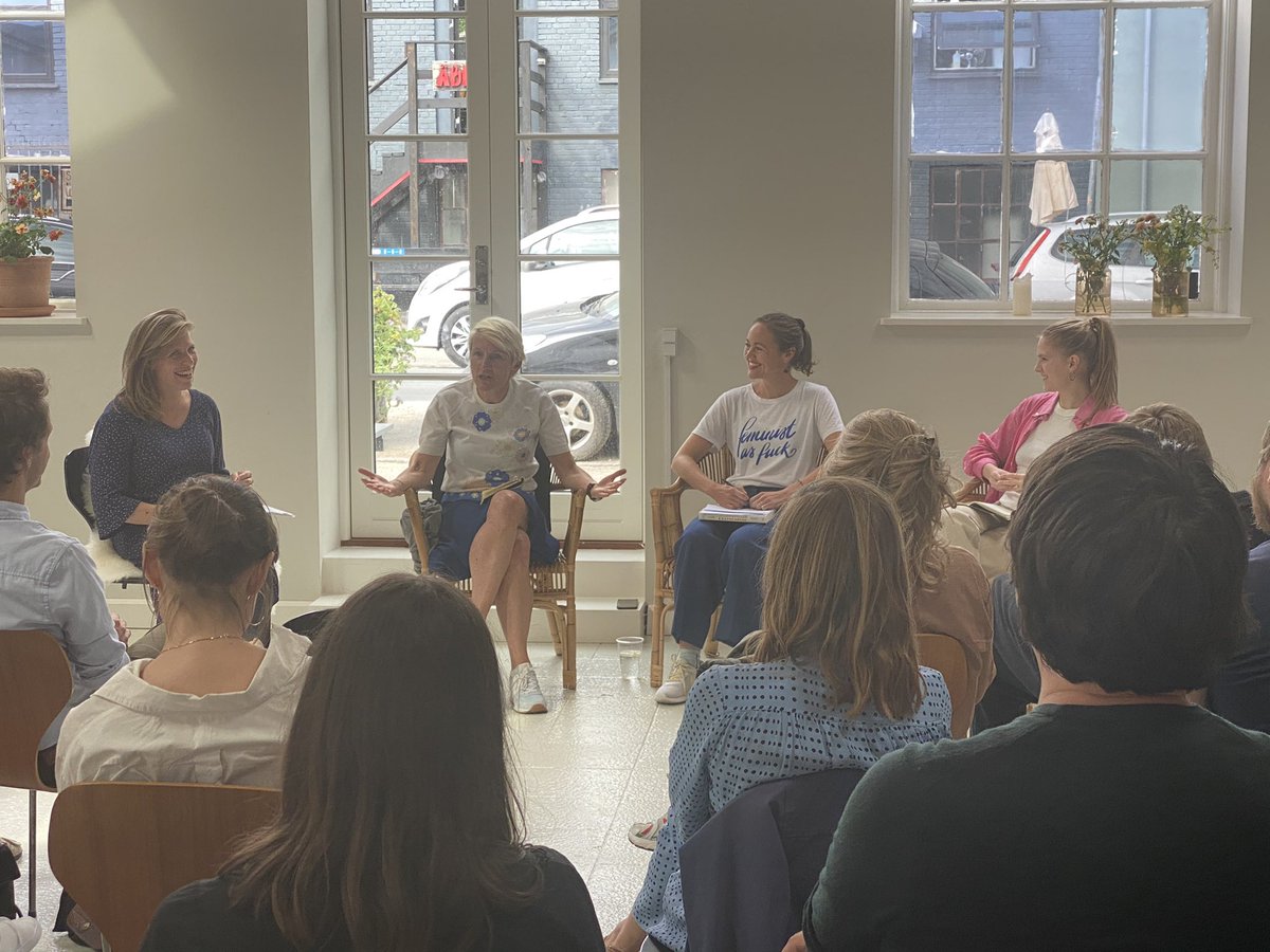 LRisgaard's tweet photo. Dygtige @SarahSteinitz står bag ‘Rollemodeller og Ravnemødre’ med @KarenHaek, @eldrupmerete, Mai-Britt Poulsen &amp; mig. Flot lancering i dag - vigtigt at blive klogere på barrierer og muligheder for kvinders vej til magt og indflydelse i deres #arbejde! 👊📚læs den og debatter! 😉 https://t.co/rLLrq7Gpbm